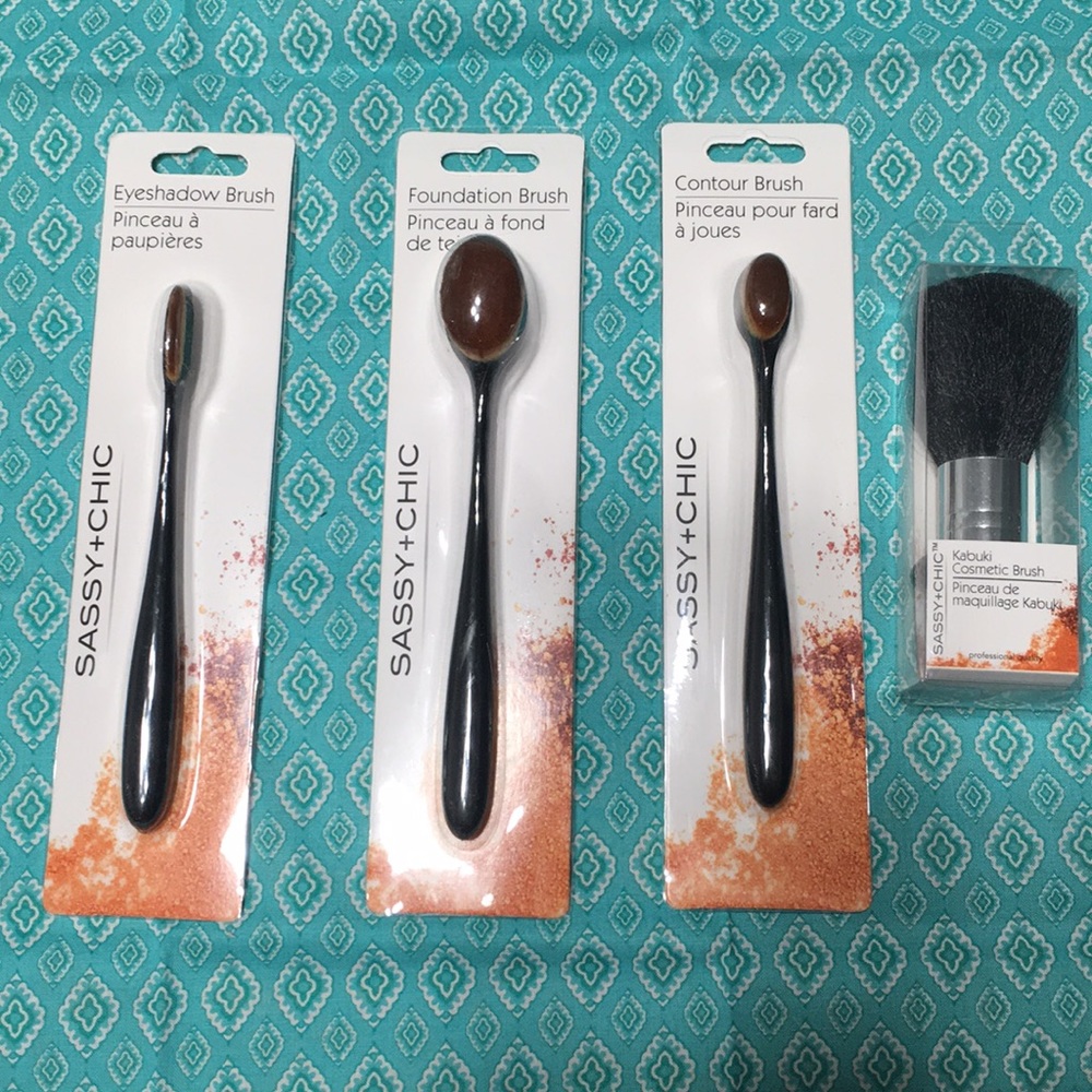 4pcs. Sassy+Chic Brush